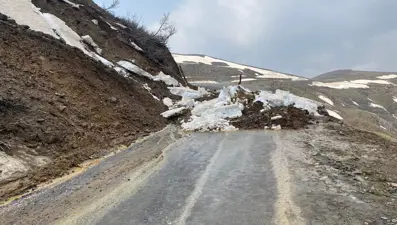 Muş'ta heyelan nedeniyle kapanan köy yolu ulaşıma açıldı