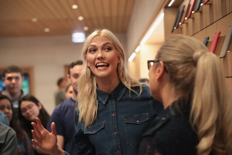 Apple Chicago'da çatısı "MacBook" şeklinde mağaza açtı 16 Apple Chicago'da çatısı "MacBook" şeklinde mağaza açtı 16