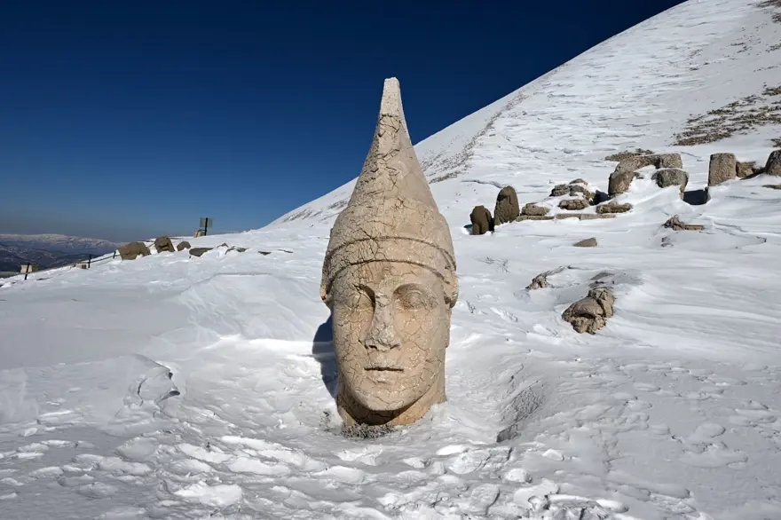Nemrut Dağı'ndan eşsiz görüntüler: Dev heykeller karlar altında kaldı 11