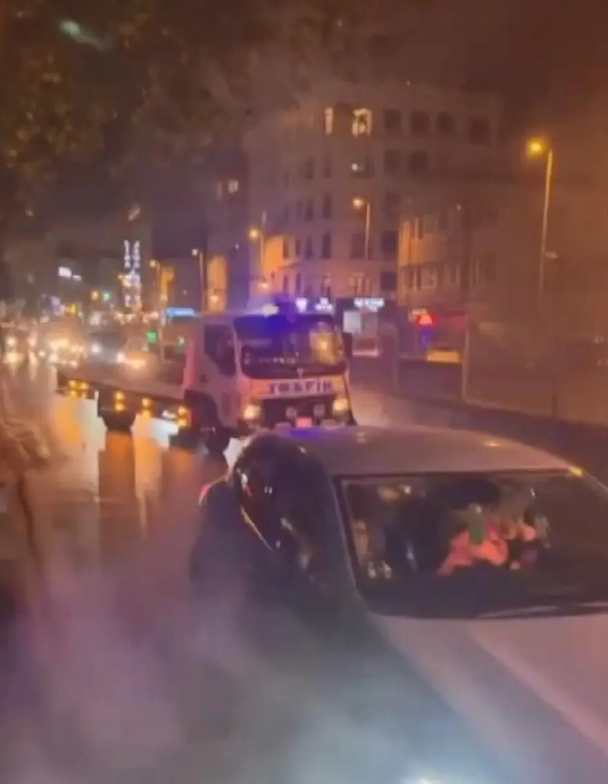 Gaziosmanpaşa'da meşaleli doğum günü kutlaması: Çekiciyle caddeyi kapadılar 2 Gaziosmanpaşa'da meşaleli doğum günü kutlaması: Çekiciyle caddeyi kapadılar 2