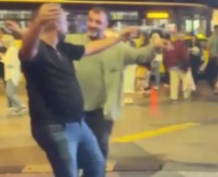 DOLANDIRIP, OYNAYARAK KUTLADILAR 4