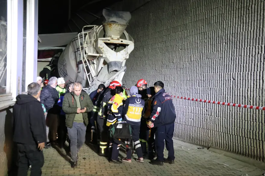 Faciadan dönüldü: Otomobile çarpan beton mikseri köprüden düştü 4