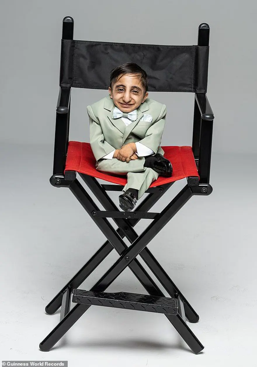 Dünyanın en kısa adamı seçildi: Ağır diye akıllı telefon taşıyamıyor 2