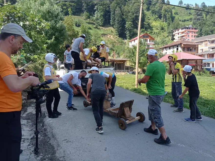 Rize'de tahta arabalar "Laz Ralli"de yarıştı 17 Rize'de tahta arabalar "Laz Ralli"de yarıştı 17