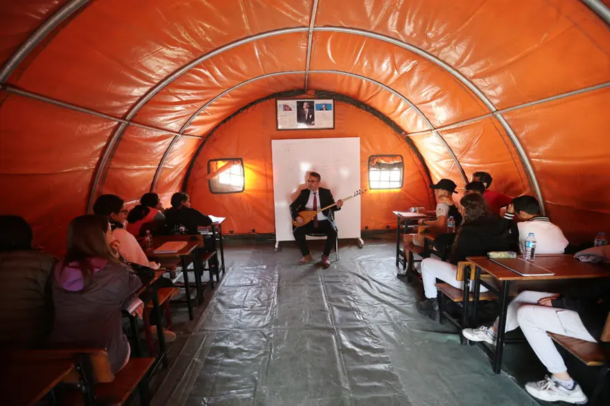 Depremzede öğrencilere çadırda LGS ve YKS kursu 7