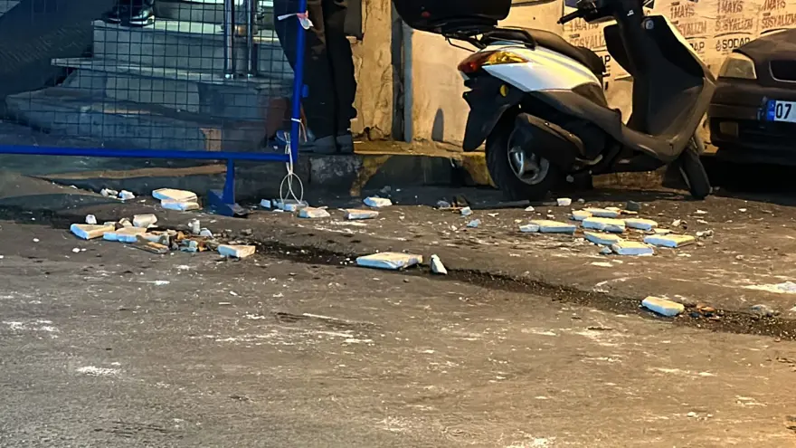 Beyoğlu'nda korku dolu anlar! Balkon duvarı yola çöktü: Saniyelerle kurtuldu 8