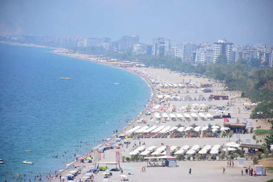 Antalya’da bunaltıcı sıcak: Deniz suyu 30 dereceyeyaklaştı 1