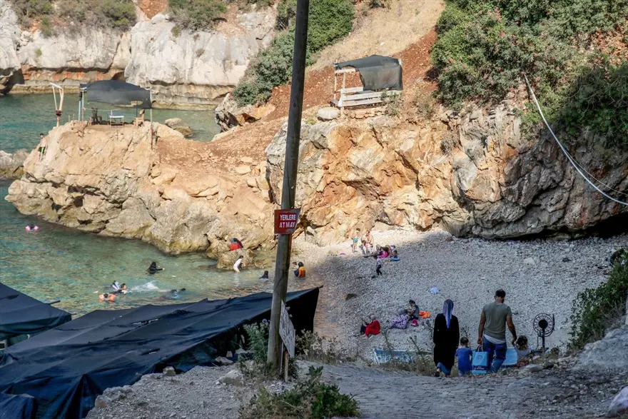 Akdeniz'de korsanların saklandığı Karamağara Koyu turist akınına uğruyor 7