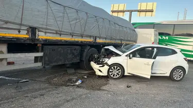 Kavşakta feci kaza: Otomobil TIR'a çarptı