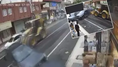 Freni boşalan kepçe araçları biçti