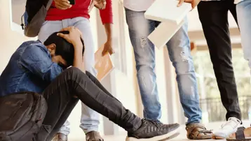 Akran zorbalığına yakın yaş önlemi