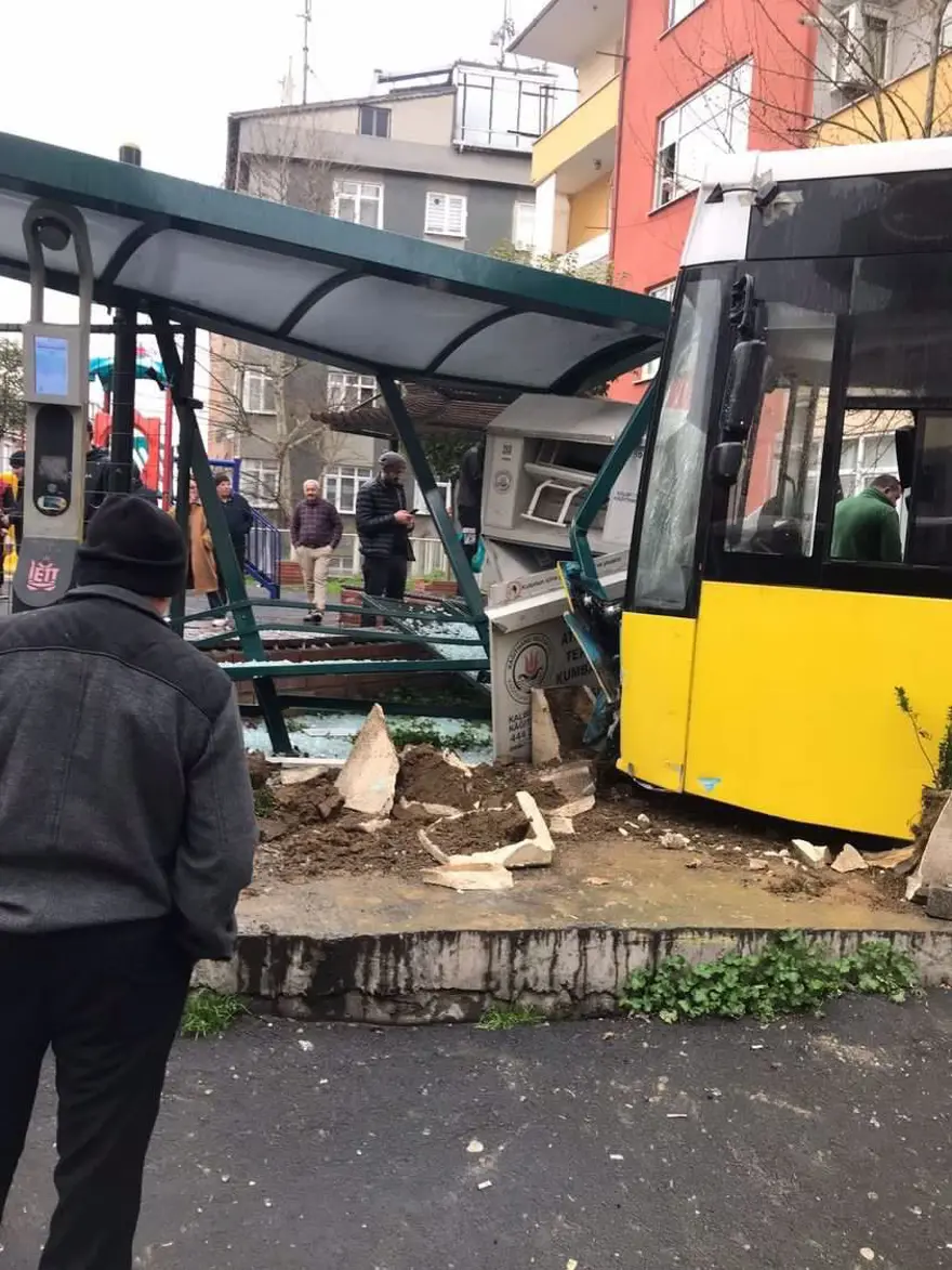 Kontrolden çıkan halk otobüsü durağa daldı 4