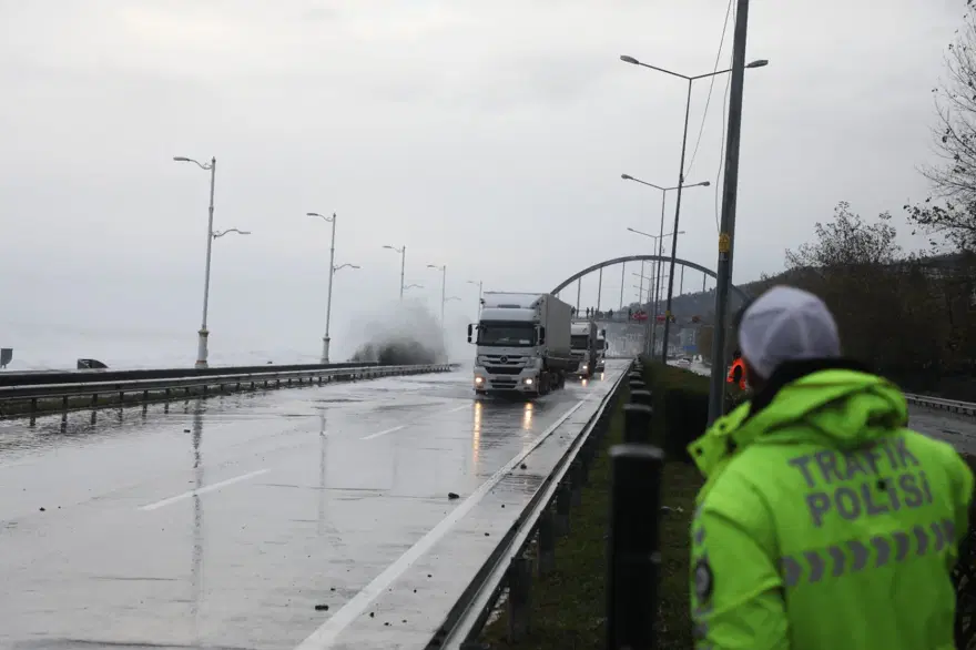 KARADENİZ SAHİL YOLU ÇAYELİ-TRABZON ARASI KAPATILDI 8