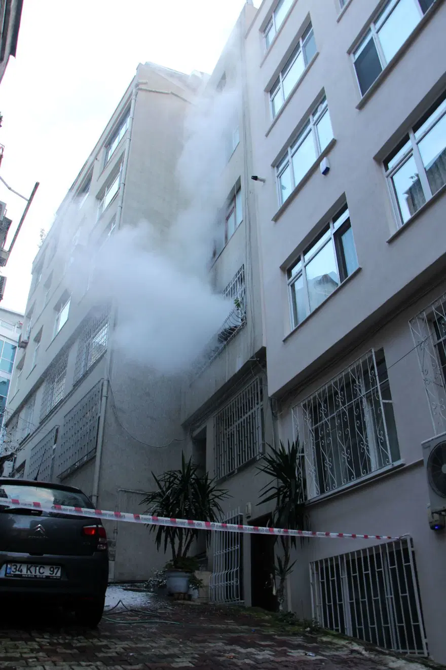 Beyoğlu’nda yangın: 86 yaşındaki kadın ağır yaralı 1