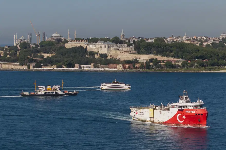 Oruç Reis Gemisi İstanbul Boğazı'ndan geçti 1
