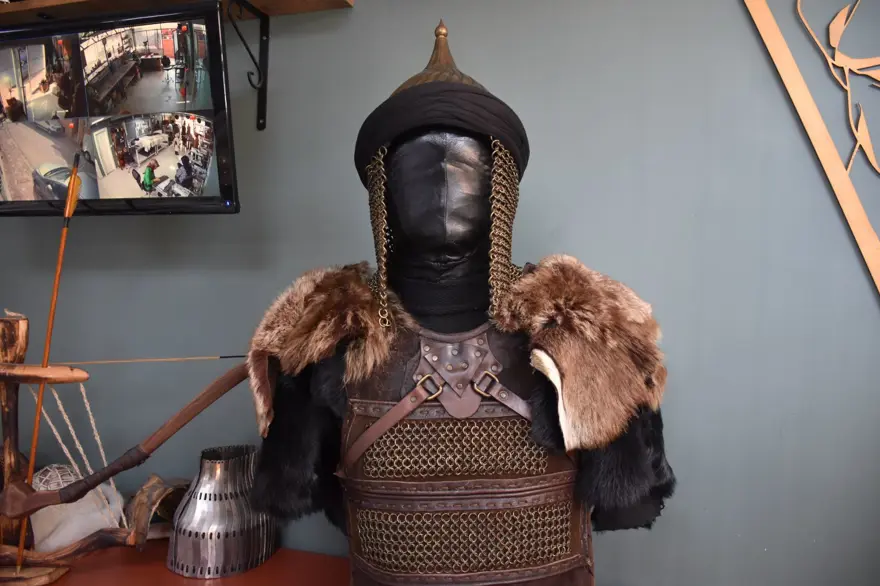 10 bine yakın kostüm yaptı! Tarihi dizi ve filmlerin aranan ismi oldu 13