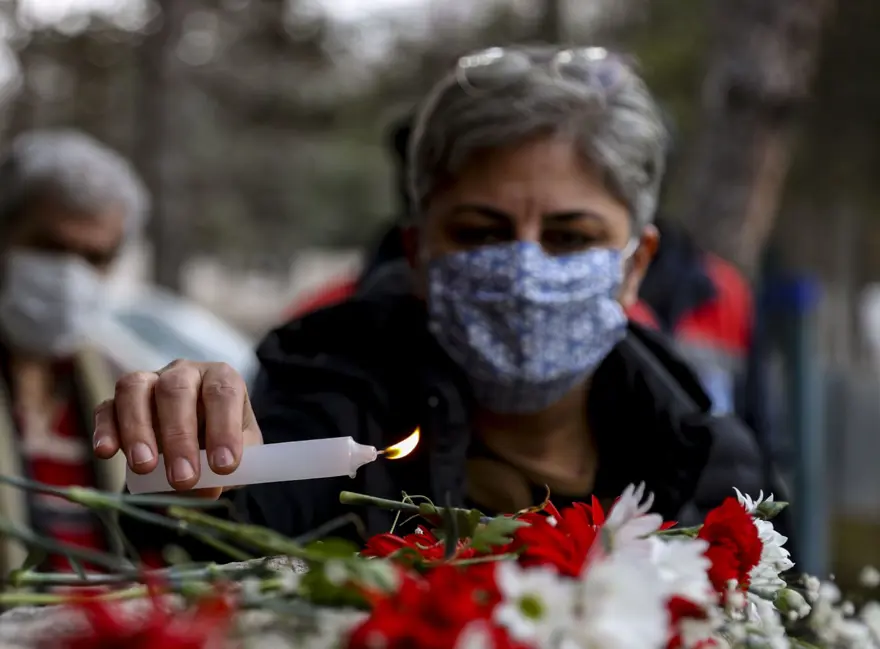 Gazeteci Uğur Mumcu suikastın 28. yılında kabri başında anıldı 6