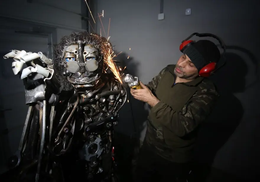 Atık araç malzemeleri motor ustasının elinde sanat eserine dönüşüyor 15