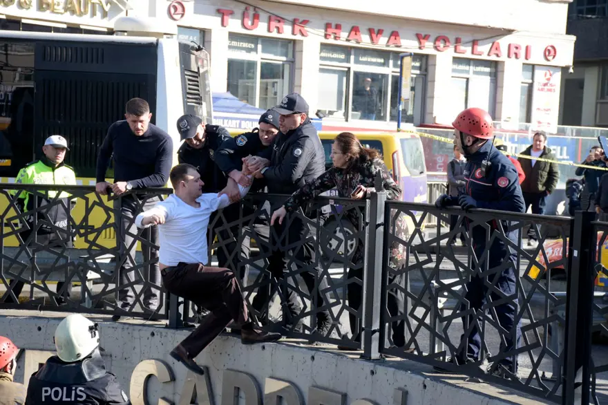 Rusya-Ukrayna savaşını protesto etmek için Taksim'de intihar girişimi 5