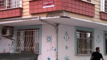 Hafriyat kamyonu binaya çarptı