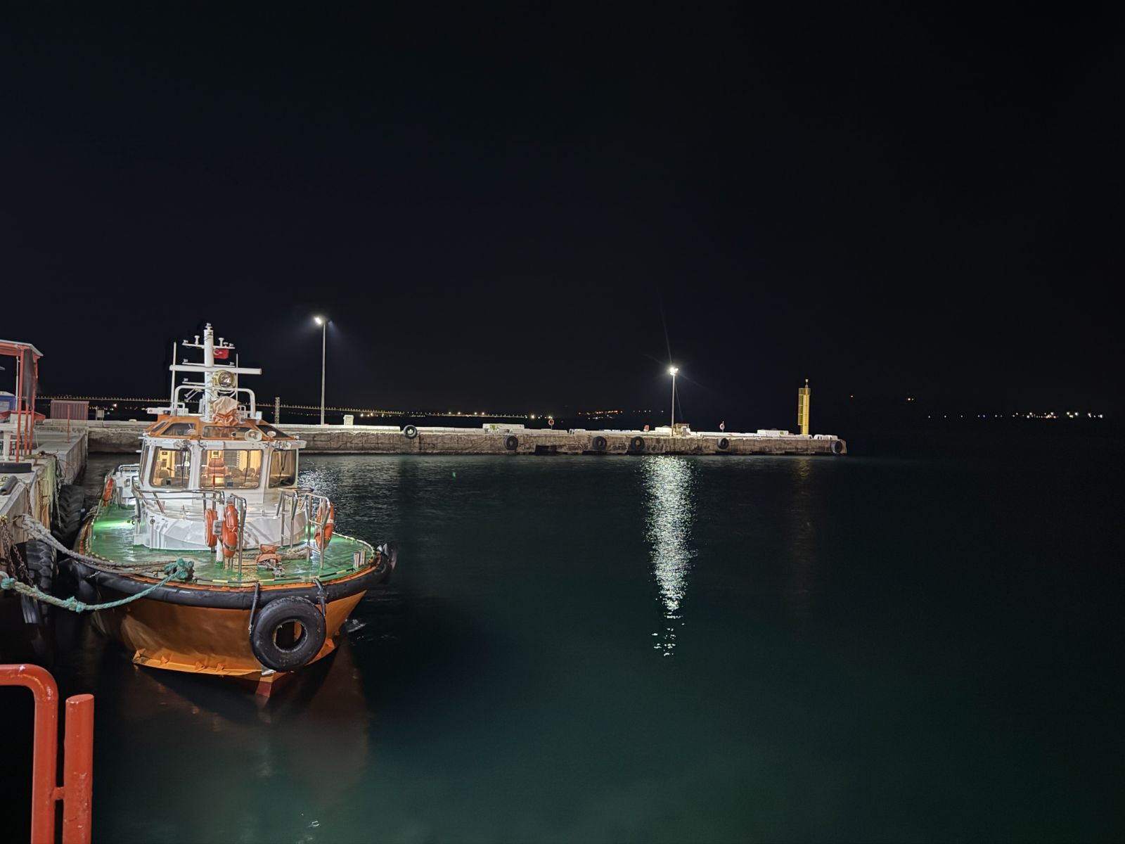 Çanakkale Boğazı'nda korku dolu anlar: Kaptan denize düştü