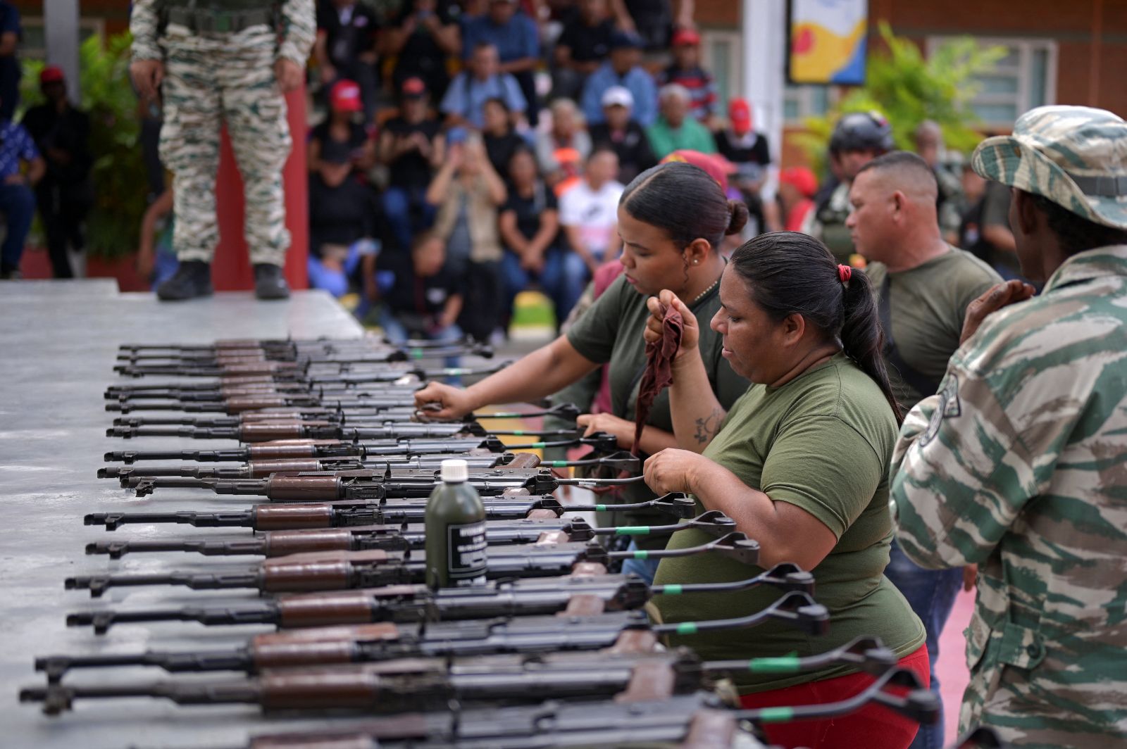 ABD'ye karşı askeri hamle: Venezuela'da siviller silahlanıyor