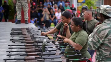 ABD'ye karşı askeri hamle: Venezuela'da siviller silahlanıyor