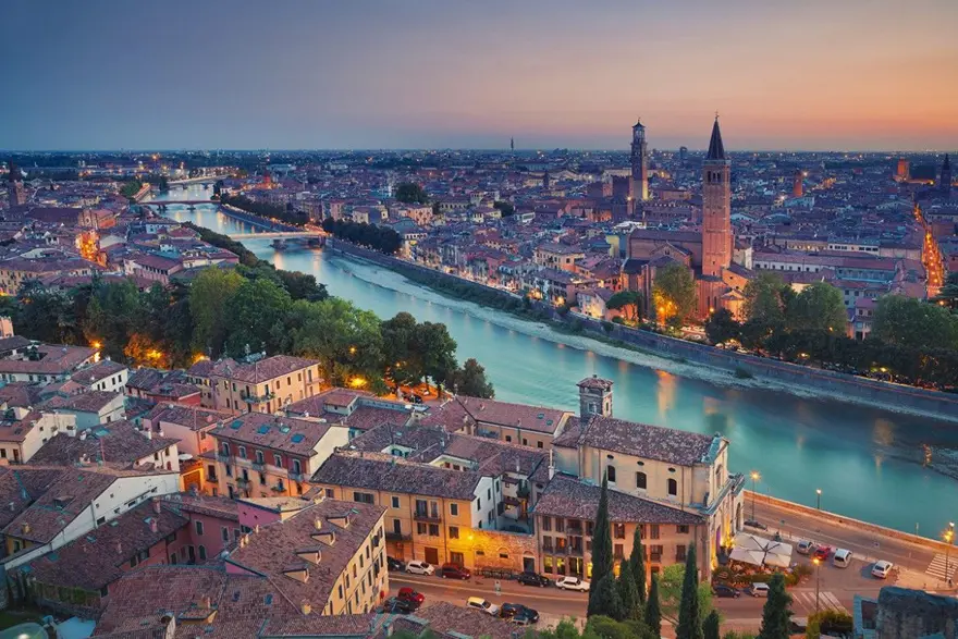 verona gezi rehberi, verona rehberi, verona gezilecek yerler, verona görülecek yerler, romeo ve juliet'in şehri, Adige Irmağı, Bra Meydanı, Casa di Giulietta, Castelvecchio, Erbe Meydanı, Via Mazzini 
