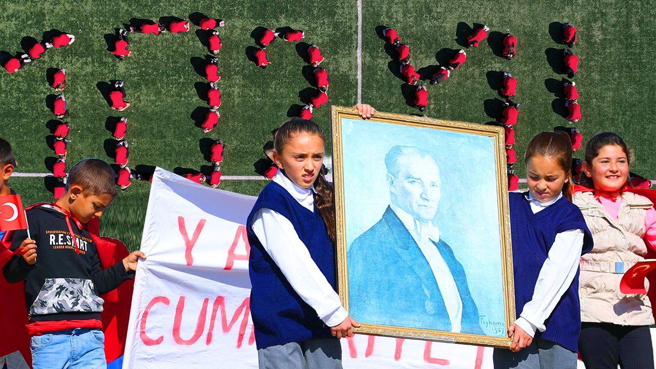 Yurtta Cumhuriyet coşkusu: Sınır köyünden yürekleri ısıtan fotoğraf