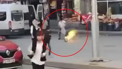 Yanan tüpü balkondan kalabalığın arasına attı: O anlar kamerada