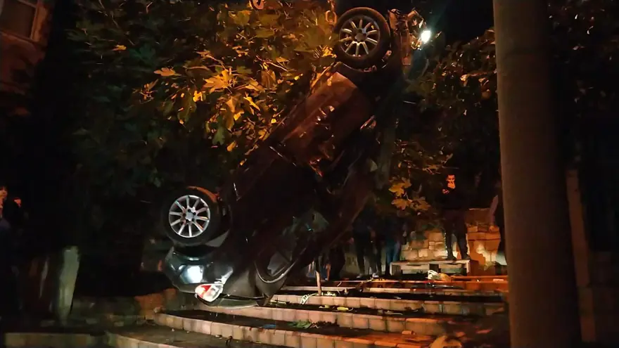 Fren yerine gaza bastığı otomobiliyle merdivenlerden yuvarlandı 2