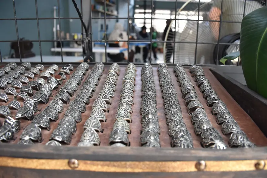 10 bine yakın kostüm yaptı! Tarihi dizi ve filmlerin aranan ismi oldu 11