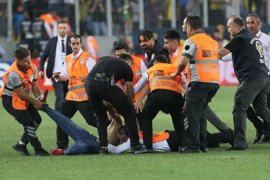 Ankaragücülü taraftar Beşiktaşlı futbolculara saldırdı: Beşiktaş yönetimi, Souza'nın kırmızı kartının iptalini istiyor 12