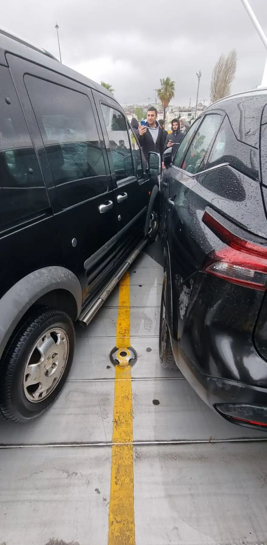 Arabalı vapurda korku dolu anlar: Dalgalar araçların camlarını kırdı 2 Arabalı vapurda korku dolu anlar: Dalgalar araçların camlarını kırdı 2