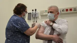 Yaptırdığı aşı plasebo çıkan il sağlık müdürü tekrar aşı oldu