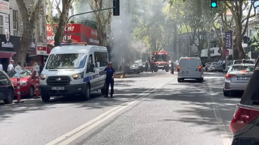 Sarıyer’deilginç görüntü: Yolun altından alev çıktı 5 Sarıyer’deilginç görüntü: Yolun altından alev çıktı 5