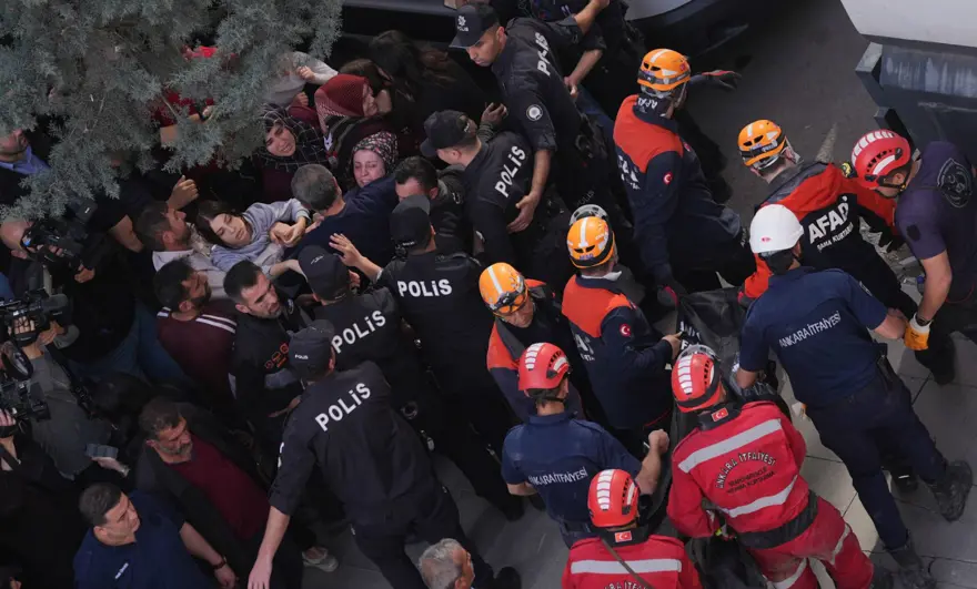 Ankara’da istinat duvarı çöktü: 18 yaşındaki işçi yaşamını yitirdi 8