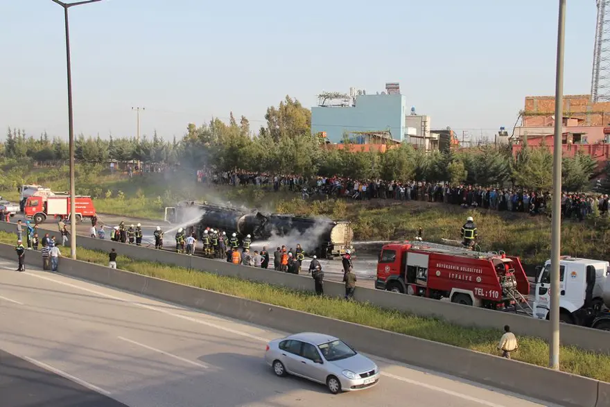Adana'da iki tanker çarpıştı 6