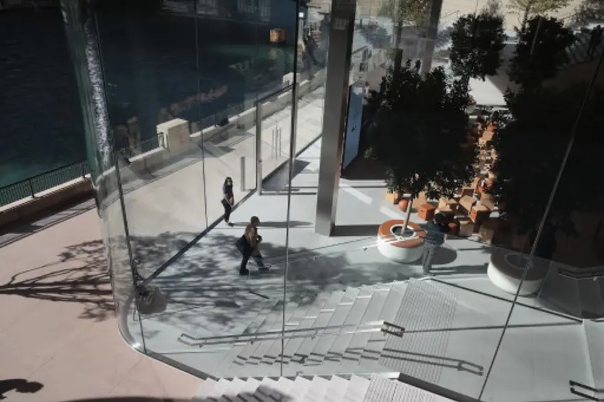 Apple Chicago'da çatısı "MacBook" şeklinde mağaza açtı 1 Apple Chicago'da çatısı "MacBook" şeklinde mağaza açtı 1