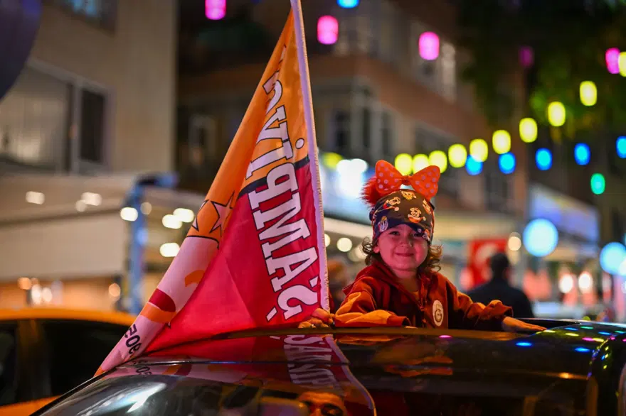 Galatasaray taraftarı sokağa döküldü 3 Galatasaray taraftarı sokağa döküldü 3