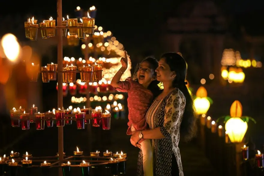 Hindistan'da ışığın bayramı dünya rekoru kırdı 