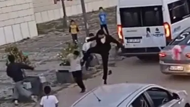 İstanbul'da gelin arabasının önünü kesenlere tekmeli saldırı