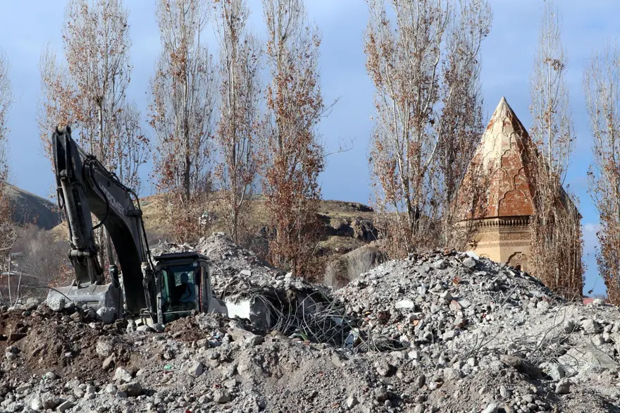 700 yıllık kümbet 15 yıl sonra kurtuldu 10