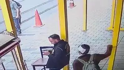 İstiklal Caddesi'nde polise bıçaklı saldırı