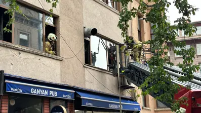 Beyoğlu'nda yangın paniği: Mahsur kalan 2 kişi kurtarıldı