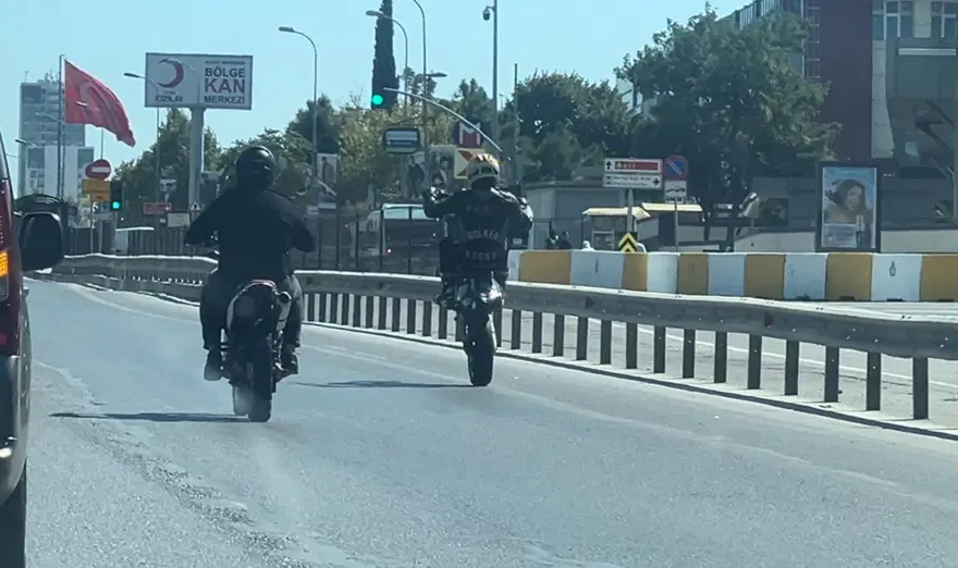 Kartal’da düğün konvoyu tepkisi | Trafiği durdurup, tek tekerüstünde gittiler 1 Kartal’da düğün konvoyu tepkisi | Trafiği durdurup, tek tekerüstünde gittiler 1