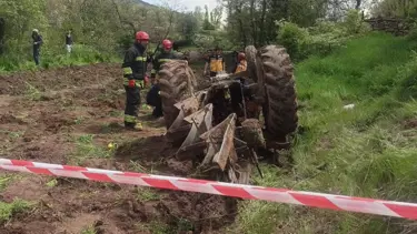 Devrilen traktörün altında kaldı, hayatını kaybetti