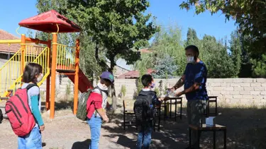 Köy okulu öğretmeni öğrencileri için bahçeyi sınıfa dönüştürdü