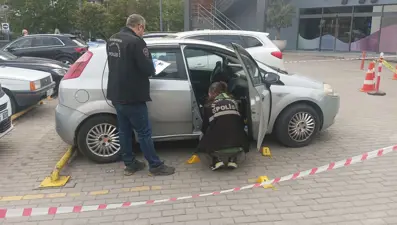 Kafe işletme müdürüne AVM otoparkında silahlı saldırı