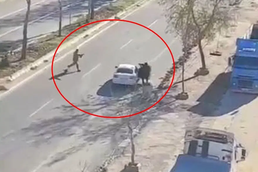 Husumetli aileler cadde ortasında çatıştı: 1 ölü, 2 yaralı 1 Husumetli aileler cadde ortasında çatıştı: 1 ölü, 2 yaralı 1